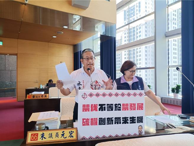 市議員朱元宏呼籲市府加速推動和平區原住民保留地的碳權專案。（陳淑娥攝）