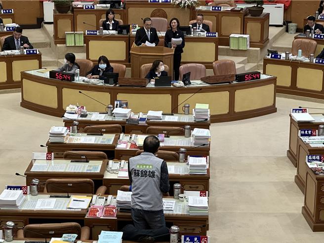 民進黨新北市議員蘇錦雄首次以阿美族族語質詢，並透過翻譯老師同步翻譯為中文。（高鈞麟攝）