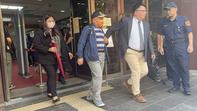 台北市议员应晓薇助理吴顺民（左)500万元交保。（赖佩璇摄）