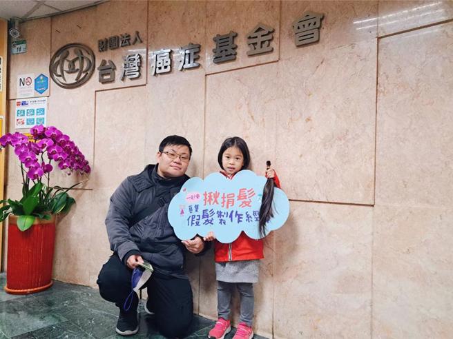 桐桐为阿嬷治疗而掉髮感到不舍，因此捐髮想帮助更多癌友，并将压岁钱捐出支持假髮制作经费。（图／台湾癌症基金会提供）