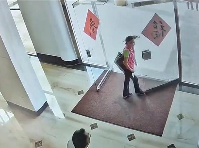 彰化縣議會大門監視器拍下縣議員賴清美遭玻璃門撞傷的瞬間。（彰化縣議會提供／孫英哲彰化傳真）