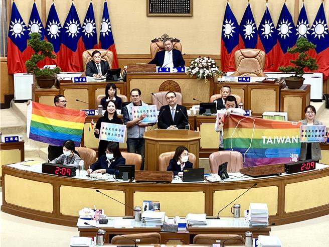 民進黨議員送上彩虹旗幟，邀請侯友宜明天參與同志大遊行表達對同志議題的關心。（呂健豪攝）