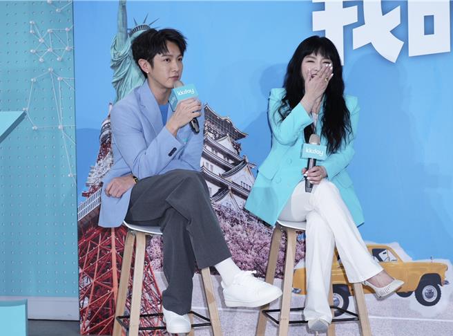 柯震東（左）、唐綺陽分享旅遊趣事。（池宗玲攝）