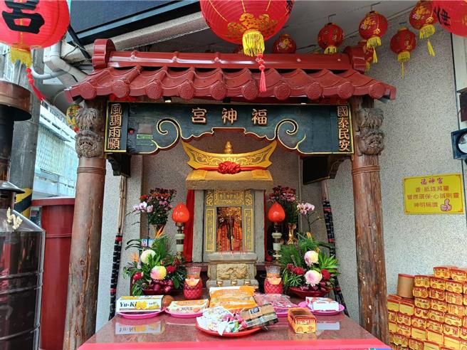 员林市民生里土地公庙，10月中旬才热闹入火安座，还结着红彩，但土地公庙是由手工打造的石板组装而成，有百年歷史，连柱子也能看到明显歷史痕迹。（叶静美摄）