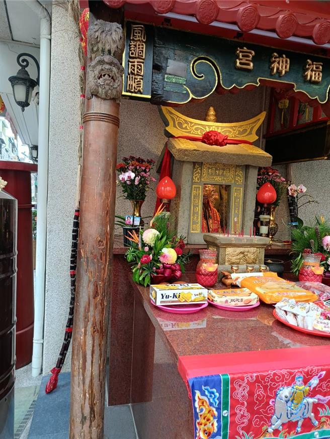 员林市民生里土地公庙，10月中旬才热闹入火安座，还结着红彩，但土地公庙是由手工打造的石板组装而成，有百年歷史，连柱子也能看到明显歷史痕迹。（叶静美摄）