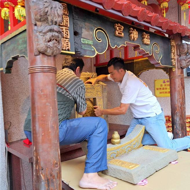 员林市民生里里长萧上笔（右）找来另名壮丁搬运组装土地公庙。（萧上笔提供／叶静美彰化传真）