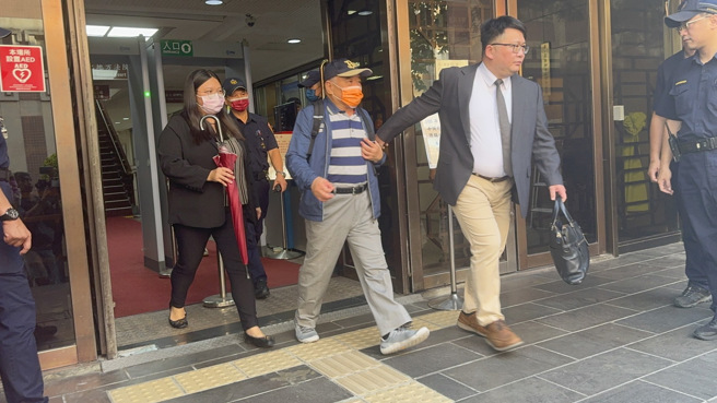 台北市议员应晓薇助理吴顺民（左)500万元交保。（赖佩璇摄）