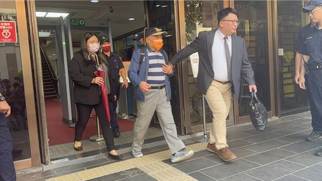 台北市议员应晓薇助理吴顺民交保500万元并限制住居，步出法院全程不发一语。（赖佩璇摄）