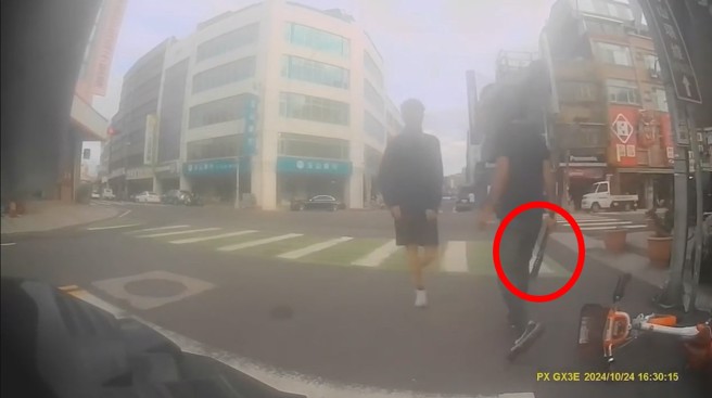 苗栗屁孩持开山刀上前拦下Ubike，对未成年学生当街呛声，行为实在相当嚣张。（翻摄爆料公社）
