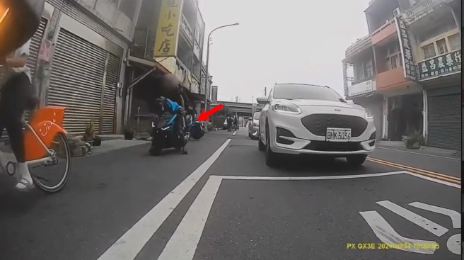 苗栗屁孩持开山刀上前拦下Ubike，对未成年学生当街呛声，行为实在相当嚣张。（翻摄爆料公社）