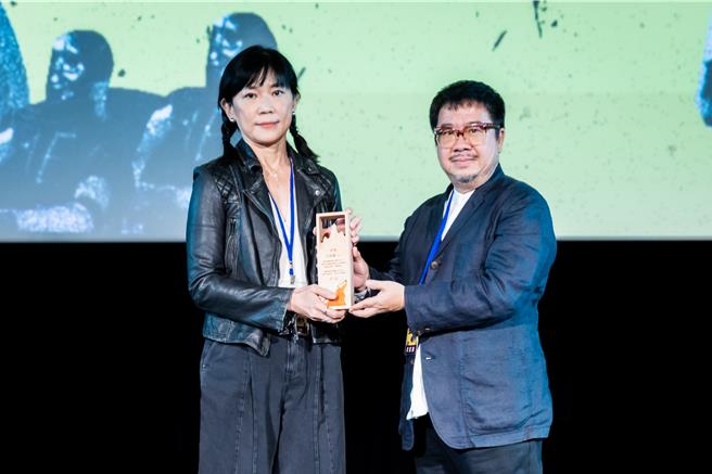 国家影视中心25日举办年度修復成果暨感谢仪式，左起年度捐赠者王加露、中心事长褚明仁。（图／国家影视听中心提供）