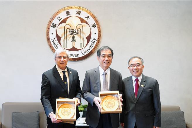 圖左至右依序是IUPAC主席凱南（Ehud Keinan）教授、光寶集團創辦人宋恭源、台灣大學校長陳文章。（台大提供）