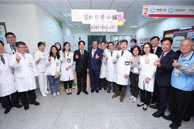 赖清德总统(前排左六)今日上午前往卫福部金门医院视察医疗在地化成果，强调离岛与偏乡应享有平等的健康权。(图／金门县政府提供)