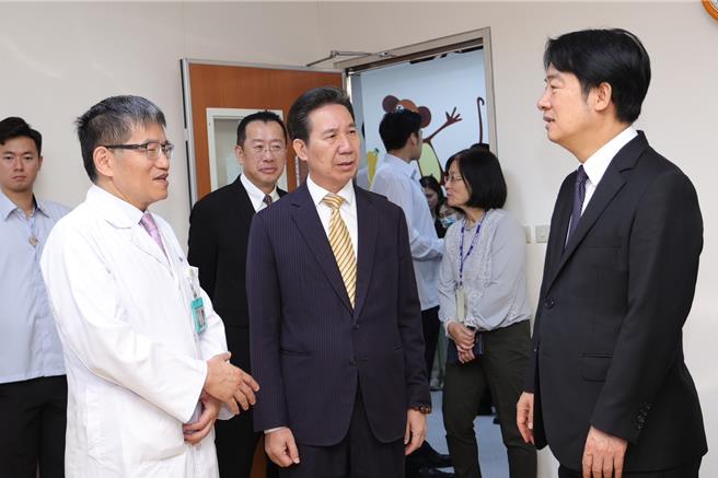 赖清德总统(右)今日上午前往卫福部金门医院视察医疗在地化成果，强调离岛与偏乡应享有平等的健康权。(图／金门县政府提供)