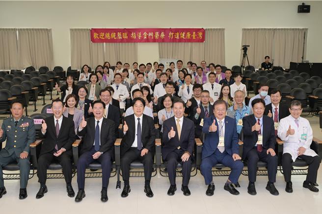 赖清德总统(前排左四)今日上午前往卫福部金门医院视察医疗在地化成果，强调离岛与偏乡应享有平等的健康权。(图／金门县政府提供)