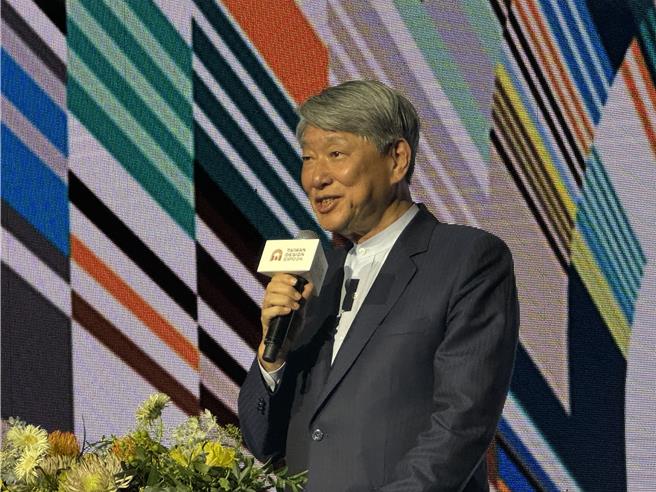 经济部长郭智辉今天下午出席台湾设计展开幕，致词全程照稿念完，事后自嘲「不然大家都说我是自走炮」。(曹婷婷摄)