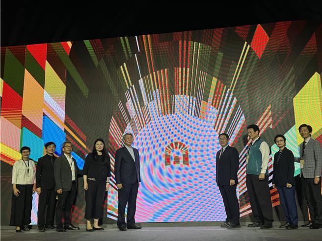 经济部长郭智辉(左五)到南美馆2馆出席台湾设计展开幕仪式。(曹婷婷摄)