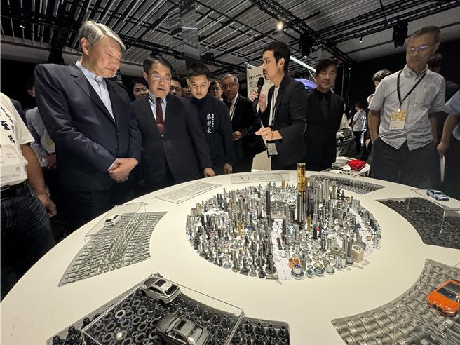经济部长郭智辉(左一)由市长黄伟哲(左二)陪同参观展览。(曹婷婷摄)