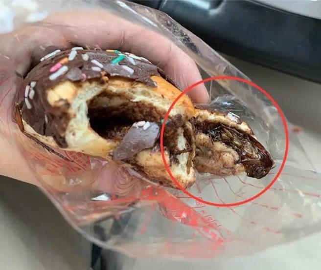 民眾在网路社群PO文，指台式巧克力派斯「包馅」，咬下去脆脆的，赫见麵包有小强超崩溃。（翻摄Threads／杨静茹南投传真）