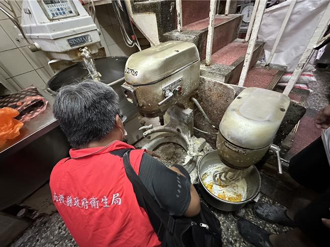 民眾吃到包有小强的巧克力麵包，南投县卫生局25日下午派员稽查，要求业者限期改善。（南投县卫生局提供／杨静茹南投传真）