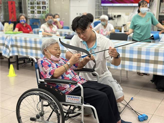 以銀髮視角推動各項課程與活動，讓老年人能夠在愉悅的氛圍中交流互動、學習和享受生活，增進身心健康和社會參與，減少孤獨感和孤立感。（土城區公所提供）