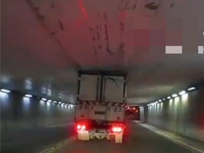 高雄市仁武區一處涵洞，遭質疑鋪路時便宜行事讓路面越來越高，讓貨車磨到涵洞頂部，高雄市工務局回應，研判貨車已超過限高，並加強限高警示避免事故。（翻攝自「社會事新聞影音」／任義宇高雄傳真）