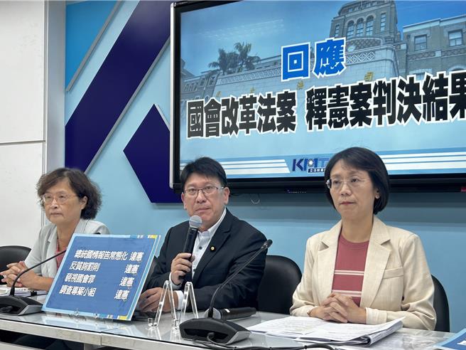 國民黨團今下午舉行記者會，書記長林思銘（中）痛批，大法官強取立法院制衡行政權的武器，自甘墮落為民進黨政府服務當打手。（陳薏云攝）