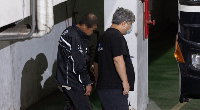 号称「全台最大贩售黄牛票业者」的「yiyiticket」利用非法程式抢到一九八张周杰伦演唱会门票并在网路上贩售，黄牛刘旻岳（右）与骇客涉犯文化创意产业发展法及偽造文书罪，且有串证、逃亡之虞声押禁见获准，创下文创法修法后黄牛遭羁押首例。（杜宜谙摄）