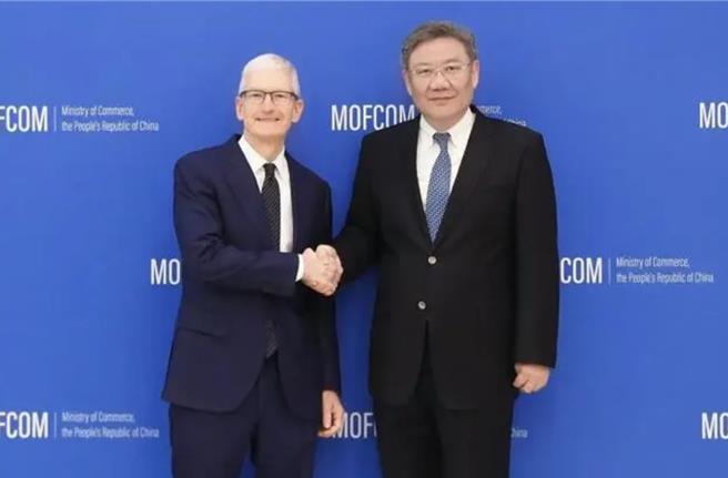 中国商务部部长王文涛（右）在北京会见美国苹果公司首席执行官库克（左）。（中国商务部官网）