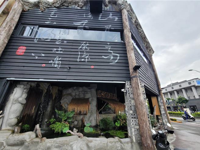 屏东知名连锁烧烤店开业10个月挨罚175万元，是否违反都市计画法尚待审查。（谢佳潾摄）