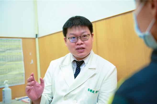 张耀庭呼吁民眾，心房颤动最好的预防就是维持健康生活，现今许多血压计或是3C智慧产品都能侦测简易心律，民眾可藉此留意自身状况。（慈济医院提供）