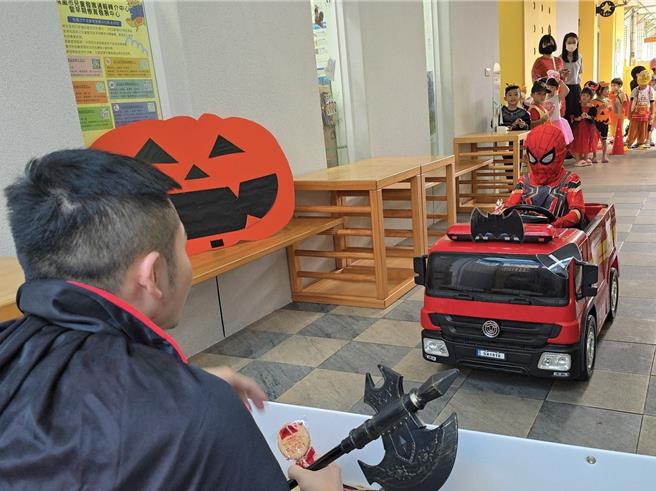 隨著萬聖節腳步接近，家家戶戶洋溢著一股歡樂的氣氛。桃園市消防局三民分隊為讓民眾在享受節慶的同時，也能兼顧自身安全，25日到幼兒園舉辦「萬聖節安全玩」消防宣導活動。現場設計了闖關關卡，讓小朋友在輕鬆愉快的氛圍中，學習重要的安全知識。（消防提供）