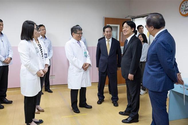 总统赖清德25日视察金门医院。图／总统府提供