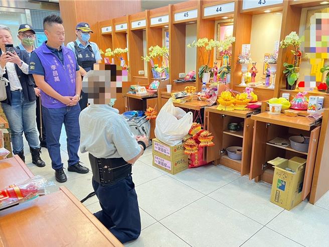 一位詹姓受刑人得知母親往生卻無法奔喪，基隆市天行者慈善協會與侑德生命禮儀合作，協助詹男申請返鄉奔喪。詹男25日在監所管理員戒護下，跪在亡母靈前不斷懺悔。（李昌萬提供／徐佑昇基隆傳真）