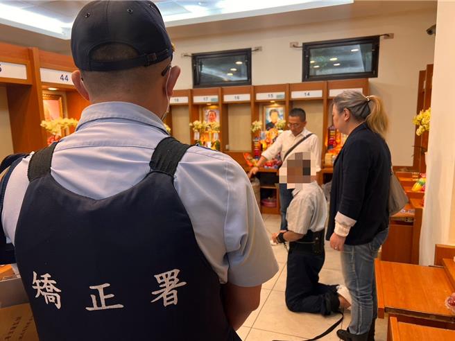 一位詹姓受刑人得知母親往生卻無法奔喪，基隆市天行者慈善協會與侑德生命禮儀合作，協助詹男申請返鄉奔喪。詹男25日在監所管理員戒護下，跪在亡母靈前不斷懺悔。（李昌萬提供／徐佑昇基隆傳真）