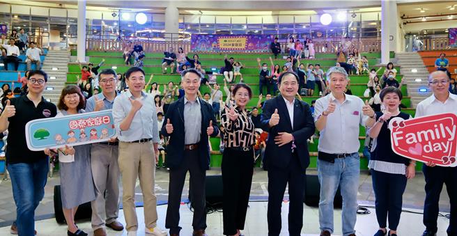 国泰综合医院家庭日包场夜间儿童新乐园，让同仁开心畅玩。（国泰医院提供）