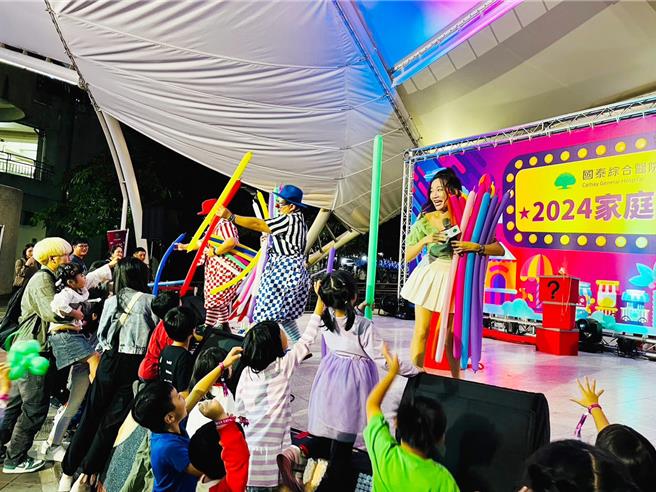 小朋友开心与世界冠军小丑互动、拿气球。（国泰医院提供）