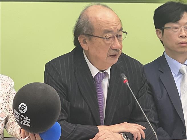 民进党团总召柯建铭表示，今天是光復节更是宪法光復日，这是宪政史上最重要一次判决，非常详尽也颠覆过去一些思维，释宪结果出炉没有谁输谁赢，盼所有立委在合宪体制下重新出发，蓝白不要再对立操作，这是国之不幸。（游念育摄）