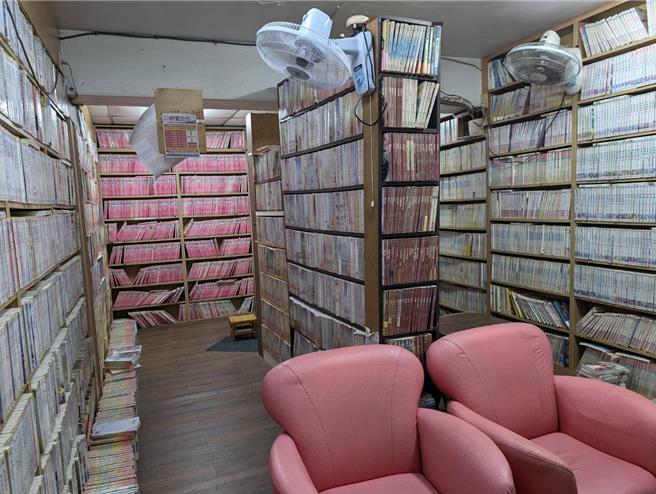 窩在錦城嘉義可魯租書坊看書是許多人的童年回憶。（孫世昌提供／廖素慧嘉市傳真）