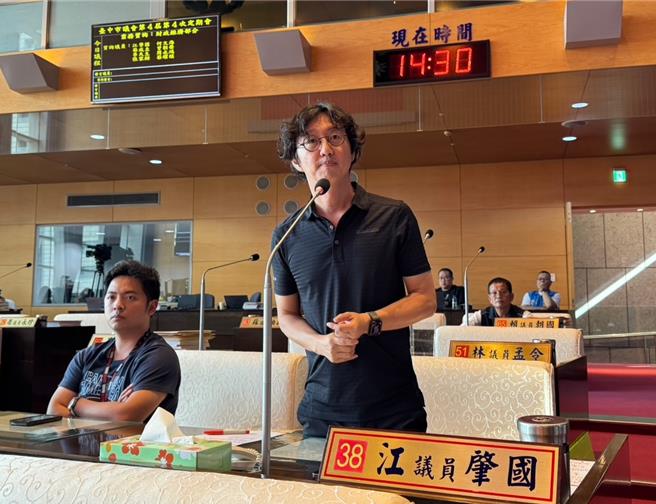 台中市议员江肇国对于台中市去年通过公债条例后，今年编列500万元经理费以发行明年200亿的公债，不满未公开说明让市议会知悉。（江肇国提供）