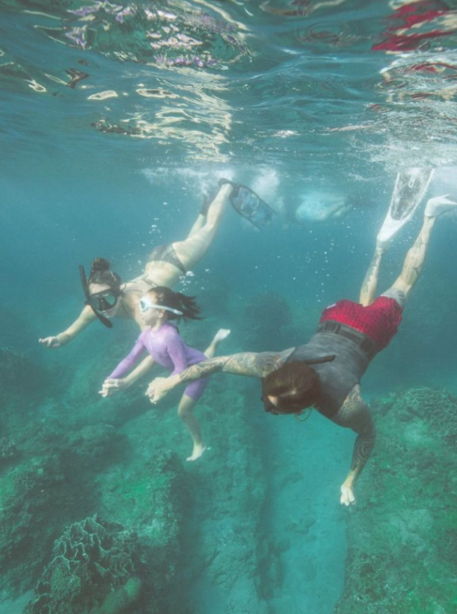 一家三口一起潜水，唯美画面曝光。（图／翻摄自 IG @dizzydizzo）