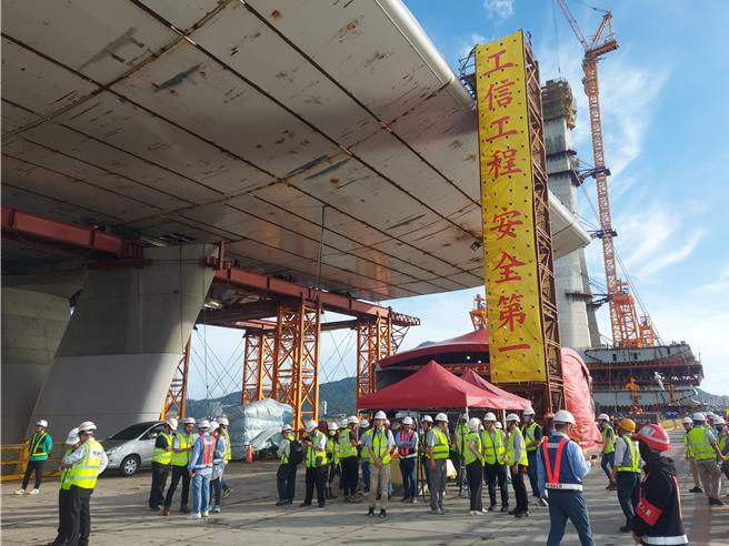 淡江大桥目前工程进度进度达76％，略为超前，首对悬臂吊装节块作业提前1个月启动，预计2025年3月淡水端合龙，9月全桥闭合。（张铠乙摄）