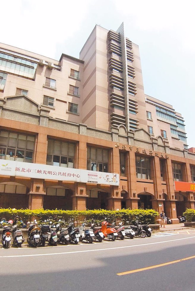 新北市三峡行政大楼晚间传出火警，消防队获报到场发现梯间有白烟，持续寻找冒烟来源。（中时资料照）