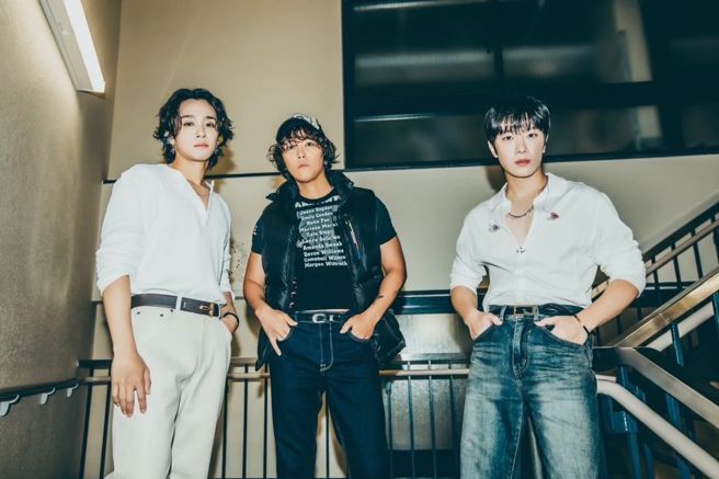 崔敏焕（右）被前妻爆出买春风波，李洪基（中）发文曝心声。（图／摘自IG＠minhwan12）