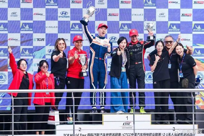 郭富城（右4）参与大陆系列车赛夺下季军好成绩。（图／翻摄自郭富城 微博）