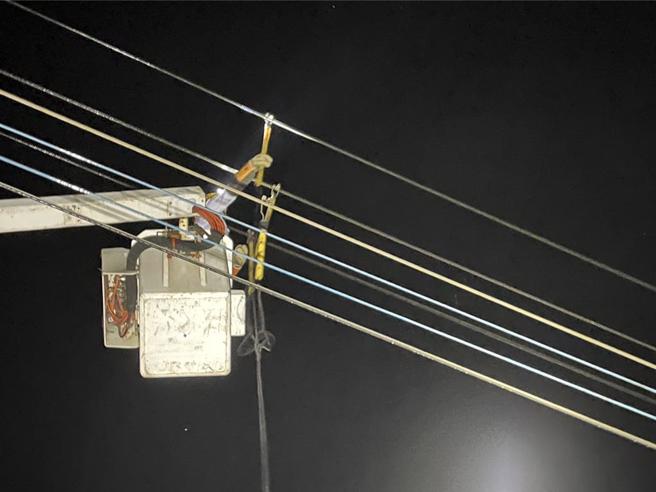 彰化县多处地方因风势强造成停电，台电获报派员抢修。（台电提供／叶静美彰化传真）