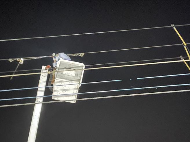 彰化县多处地方因风势强造成停电，台电获报派员抢修。（台电提供／叶静美彰化传真）