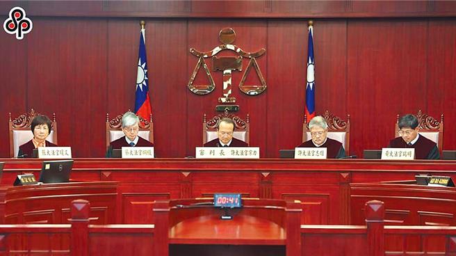 大法官是憲法的守護神，也是人民權利的護國神山。法律人向來很少為大法官打分數，以為大法官一言九鼎，判決或解釋，對的也是對，錯的也是對，這就是我國目前的生態，欠缺獨立思考。（本報資料照片）