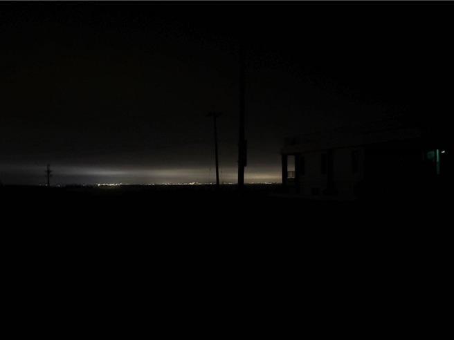 金門地區金湖鎮溪邊、田埔、復國墩、裕民農莊等一帶，鹽害所造成線路跳脱，今日18時10分左右突然大跳電，造成682戶停電摸黑吃晚飯。(圖／民眾提供)