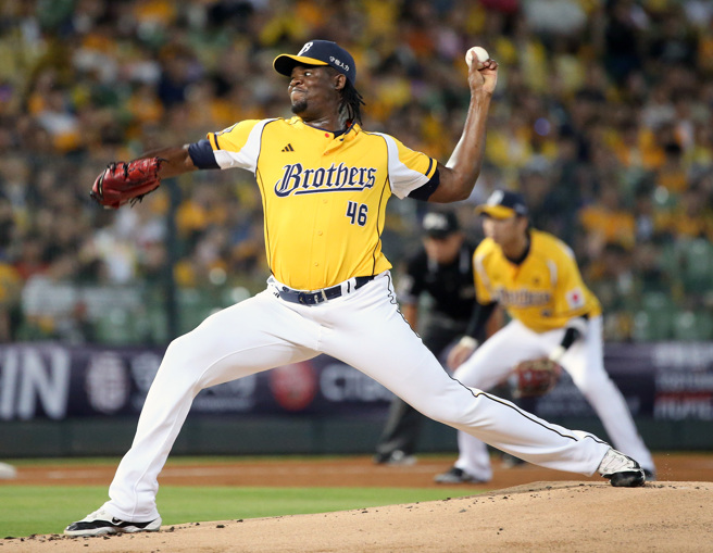 中信兄弟德保拉。（范扬光摄）